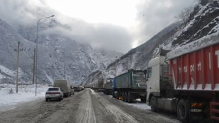 Более тысячи автомобилей ожидают открытия Военно-Грузинской дороги