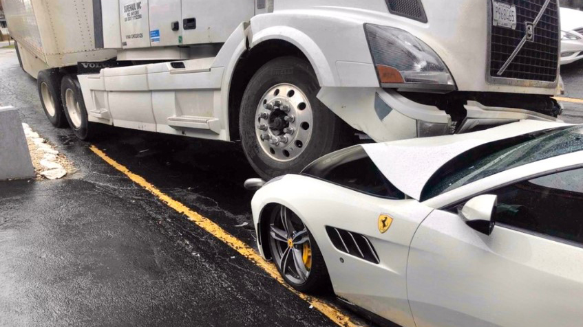 В США водитель грузовика раздавил Ferrari своего начальника