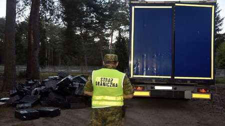 В Польше водитель потерял груз, скрываясь от инспекторов ITD