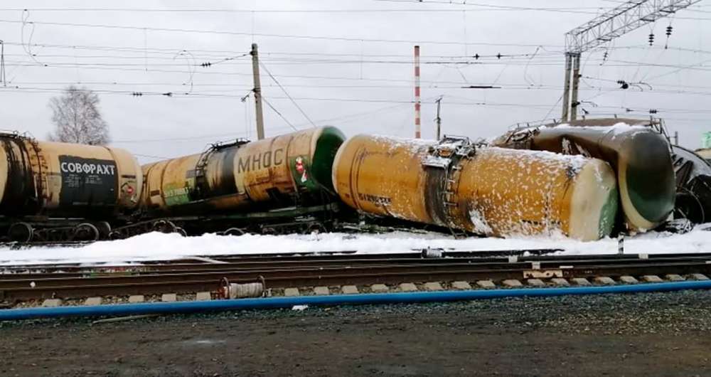 Состав грузового поезда сошел с рельсов в Новосибирской области