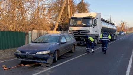 Водитель на дороге ремонтировал автомобиль и попал под фуру в Пуховичском районе