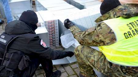 Польские пограничники обнаружили контрабанду белорусских сигарет на $5 млн в двух фурах