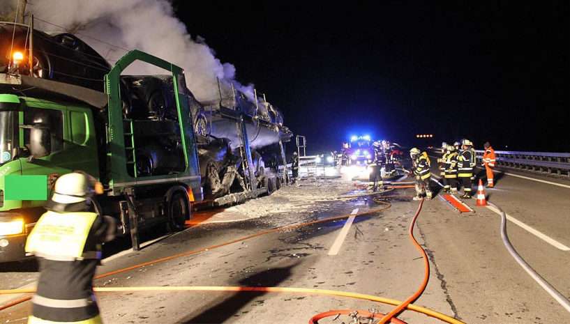 В Германии на автовозе под управлением белоруса сгорели 7 машин