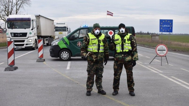 Фуры по 10 дней стоят на границе Латвии и Беларуси