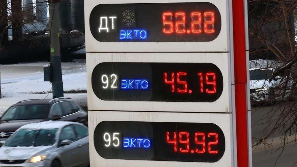 Цена бензина рухнула на бирже, но на АЗС России «стабильность»