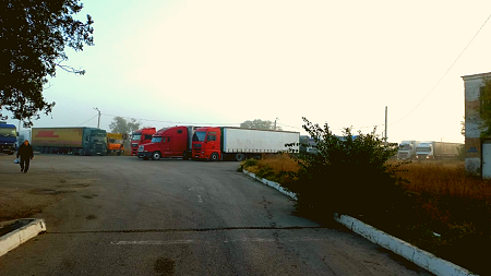 Очереди грузовиков на паром после взрыва Крымского моста не уменьшаются