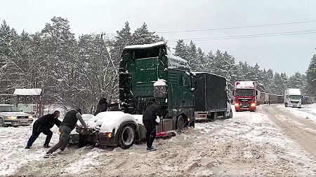 Снег остановил грузовики на границе, водители взялись за лопаты