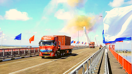 Два моста: Крымский разрешит пустые грузовики, Благовещенск — Хэйхэ станет круглосуточным