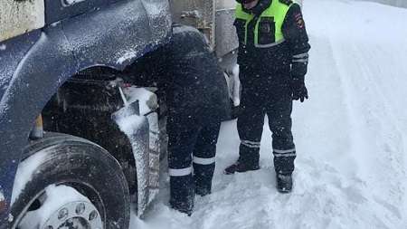 Автоинспекторы Мордовии помогли водителю реанимировать замерзшую топливную систему