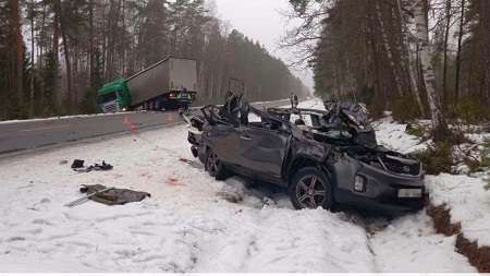 Водитель Scania с полуприцепом не справился с управлением: в результате ДТП двое пострадавших