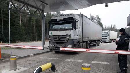 Единственный пункт для грузового транспорта на польско-белорусской границе продолжит работу, но в ограниченном режиме