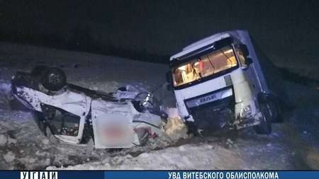 В кювете грузовик и легковой автомобиль: результат аварии в Витебской области