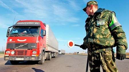 Российским дальнобойщикам временно разрешено доставлять грузы в Казахстан с перецепкой и перегрузкой. Белорусы под «льготу» не попали