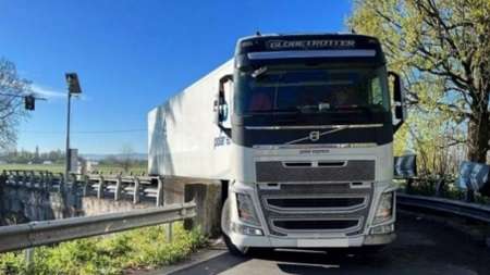 Румынский дальнобойщик на пять часов перекрыл дорогу в Италии, для освобождения застрявшего на мосту грузовика понадобился кран