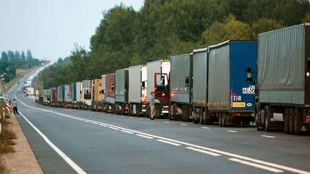 Перед выходными очереди грузовиков на границе с ЕС увеличились на 20%