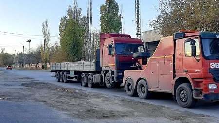 В Сочи эвакуируют неправильно припаркованные грузовики