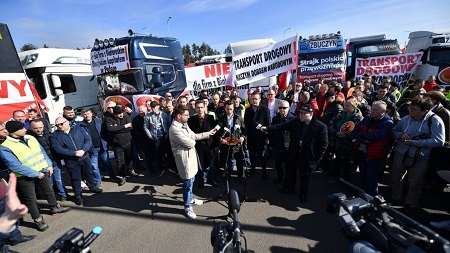 Протестующие на границе польские перевозчики винят в своих проблемах не только россиян и белорусов