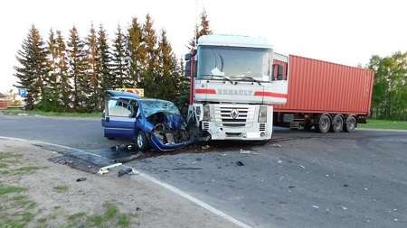 Двое погибших, трое в реанимации – результат аварии между минивэном и грузовиком