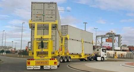 В Австралии семиметровый грузовик, гружённый четырьмя контейнерами, выехал на дороги общего пользования