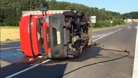 В Гродненской области перевернулся следовавший из Минска грузовик 