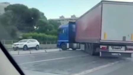 Итальянская полиция ищет водителя зарегистрированной в Польше фуры, который на оживлённой трассе совершил опасный манёвр