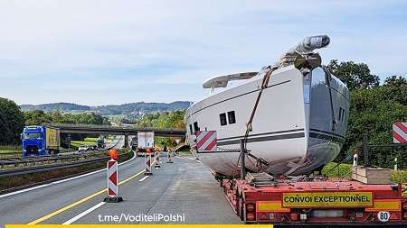 Курьёз в Германии: на немецкой автостраде «застряла» роскошная яхта