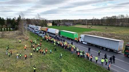Польские перевозчики продолжают блокировать украинскую границу