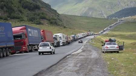 Около тысячи грузовиков не могут выехать из России из-за закрытия Военно-Грузинской дороги 