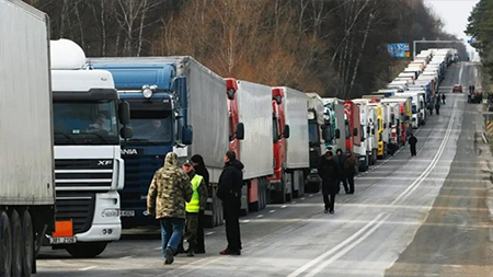 Частично разблокировано движение грузовиков на границе Словакии и Украины.