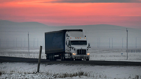 Белорусских дальнобойщиков спасли в Казахстане. 40 человек застряли в снежной буре.