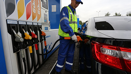Заправки в России возвращают скидки на бензин. Период дефицита в прошлом.
