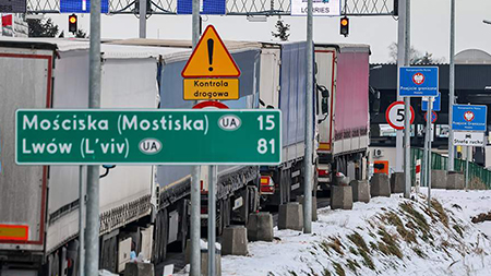 Польские перевозчики снимают блокаду. Каждые день простоя обходился перевозчикам из Украины в 1 млн. гривен убытков.