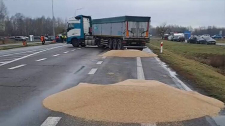Еврокомиссия хочет разрулить ситуацию на границе с Украиной. Поляки уже высыпают зерно на дорогу.