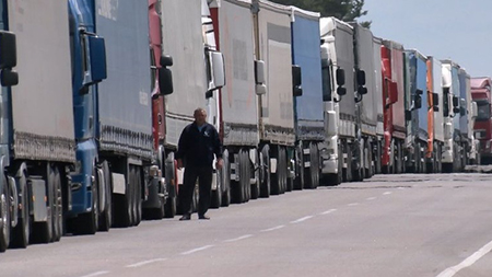 Поляки полностью заблокировали движение грузовиков в ПП «Шегини». Фермеры продолжают бастовать.