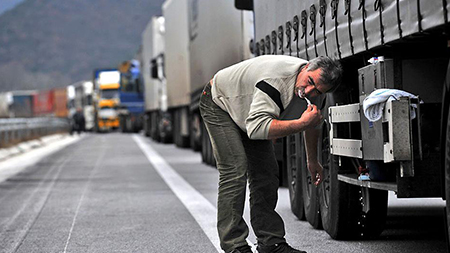 В России - дефицит дальнобойщиков. И трудности с ремонтом грузовиков.