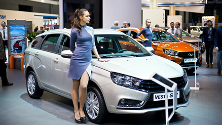 Рост продаж новых легковых автомобилей - 85%. В феврале в России продано почти 104 000 новых легковых автомобилей.