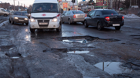 Штрафы за плохое состояние дорог в России хотят увеличить вдвое. До 50 тыс. для должностных лиц и до 600 тыс. для юридических.