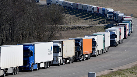 Cтолпотворение на границах Беларуси с ЕС. 2635 грузовых и легковых авто в очередях