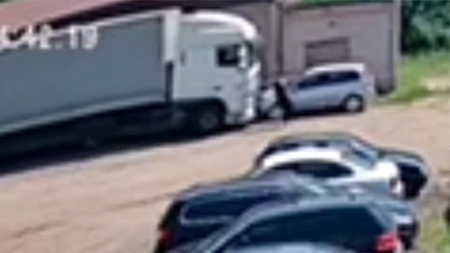 Дальнобойщик погиб, попав под колеса покатившейся с уклона фуры