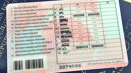 Молодой человек приобрел поддельные водительские права у аферистов и пришел в ГАИ за ними, словно за настоящими