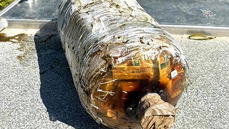В Литву приплыла огромная бутылка, набитая белорусскими сигаретами
