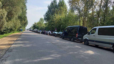 Уплатил и отправился по электронной очереди: какие советы дают водители, оказавшиеся в заторе на границе