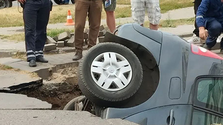 В Бобруйске автомобиль оказался под землёй