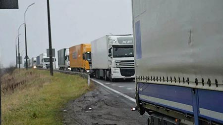 Длинная колонна из грузовиков на «Козловичах» достигла 23 километров. Так же было в 2021г