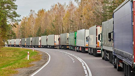Грузоперевозчики будут стоять на российско-китайской границе весь сентябрь. С чем это связано и что делать