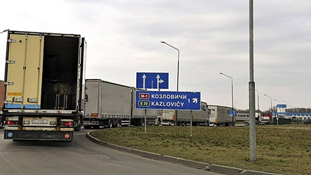 С автотрассы М1 на пути к «Козловичам» ликвидируют очередь грузовиков