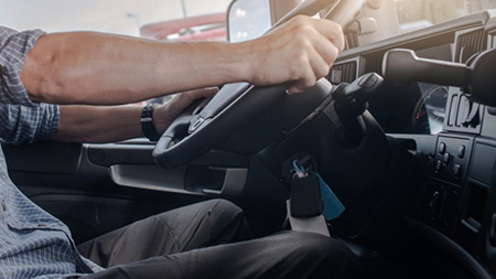 Около 50% водителей грузовых автомобилей не пользуются системами помощи