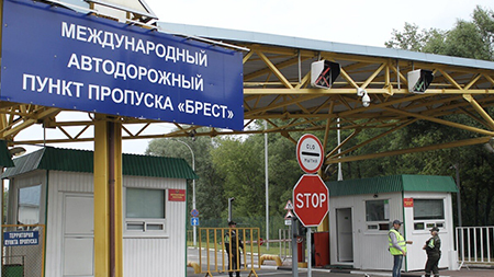 Мужчина торговал местами в очереди на пограничном переходе с Польшей и в итоге получил штраф