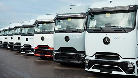 Mercedes-Benz приступила к поставкам серийных грузовиков eActros 600