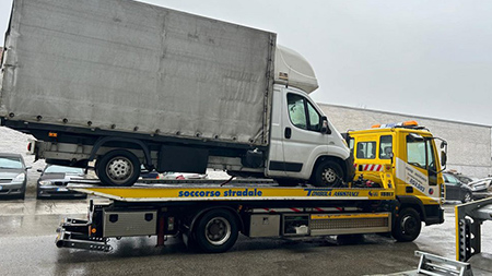 В Италии полиция задержала Fiat Ducato, переоборудованный для незаконной откачки топлива